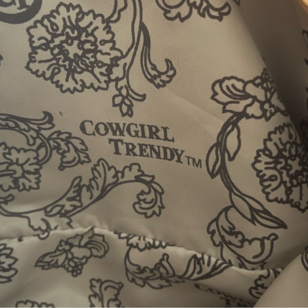 Cowgirl Trendy Peachy Tan and Cream Western Conceal and Carry Handbag - Picture 14 of 16